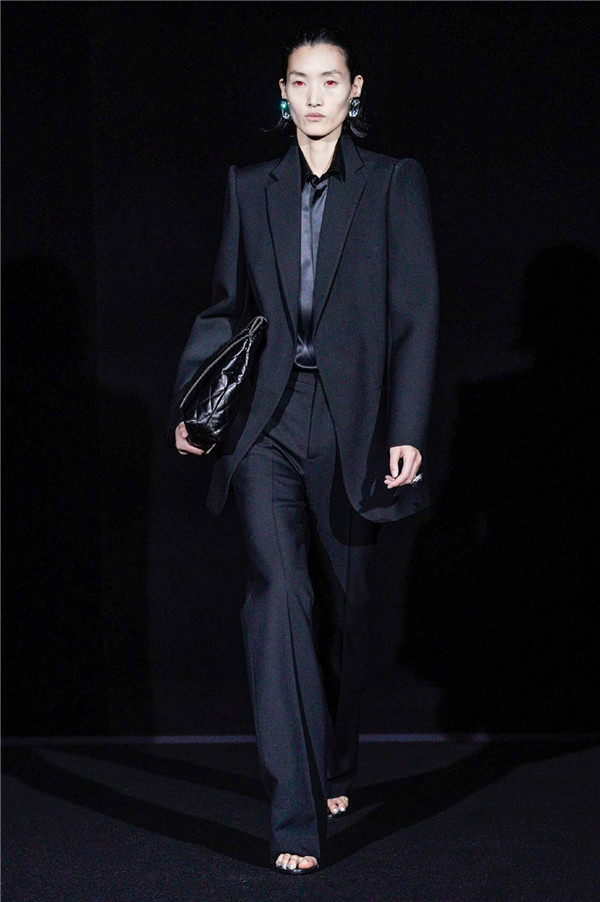 暗夜里的未來之城，Balenciaga 2019秋冬巴黎大秀